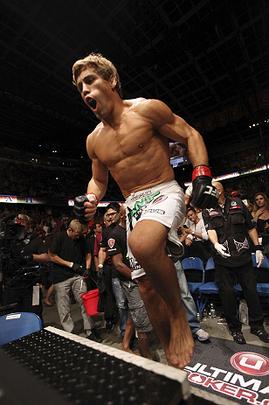 Renan Baro venceu Urijah Faber por deciso unnime no UFC 149, em Calgary, no Canad. A luta valeu o cinturo interino da categoria peso-galo.