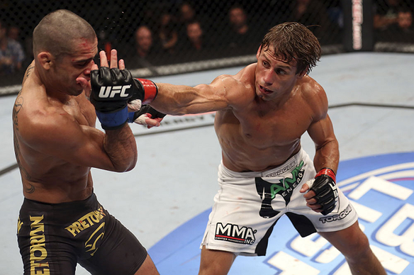 Renan Baro venceu Urijah Faber por deciso unnime no UFC 149, em Calgary, no Canad. A luta valeu o cinturo interino da categoria peso-galo.