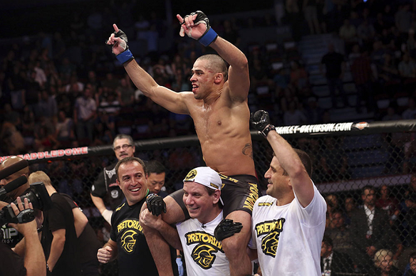 Renan Baro venceu Urijah Faber por deciso unnime no UFC 149, em Calgary, no Canad. A luta valeu o cinturo interino da categoria peso-galo.