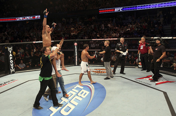 Renan Baro venceu Urijah Faber por deciso unnime no UFC 149, em Calgary, no Canad. A luta valeu o cinturo interino da categoria peso-galo.