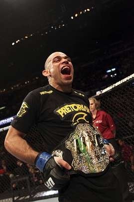 Renan Baro venceu Urijah Faber por deciso unnime no UFC 149, em Calgary, no Canad. A luta valeu o cinturo interino da categoria peso-galo.