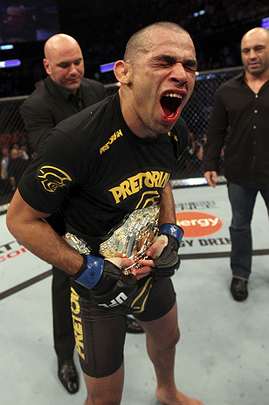 Renan Baro venceu Urijah Faber por deciso unnime no UFC 149, em Calgary, no Canad. A luta valeu o cinturo interino da categoria peso-galo.