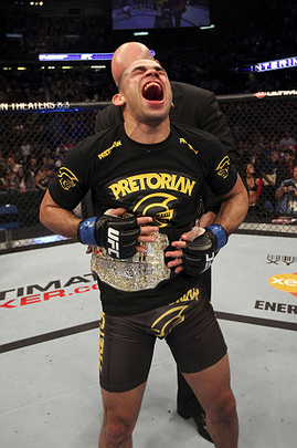 Renan Baro venceu Urijah Faber por deciso unnime no UFC 149, em Calgary, no Canad. A luta valeu o cinturo interino da categoria peso-galo.