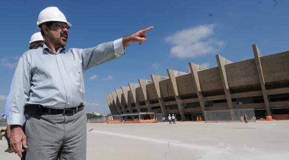 Fuad Noman, secretrio interino de estado extraordinrio da Copa do Mundo, visita as obras do Mineiro