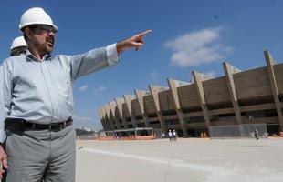 Fuad Noman, secretrio interino de estado extraordinrio da Copa do Mundo, visita as obras do Mineiro