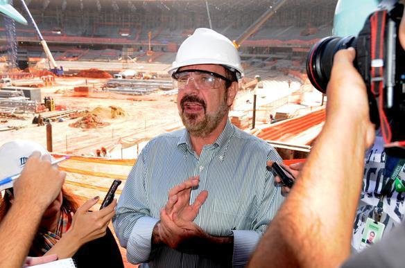 Fuad Noman, secretrio interino de estado extraordinrio da Copa do Mundo, visita as obras do Mineiro