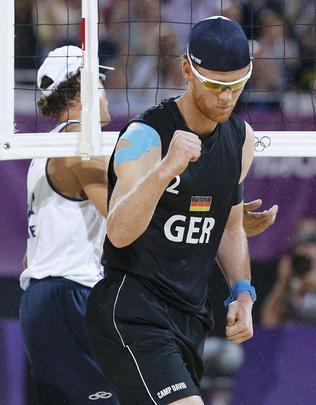 Brasileiros Alison e Emanuel contra os alemes Julius Brink e Jonas Reckermann 