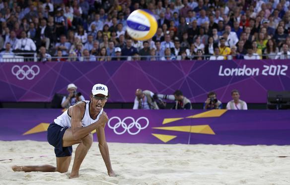 Brasileiros Alison e Emanuel contra os alemes Julius Brink e Jonas Reckermann 