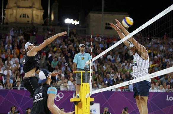 Brasileiros Alison e Emanuel contra os alemes Julius Brink e Jonas Reckermann 