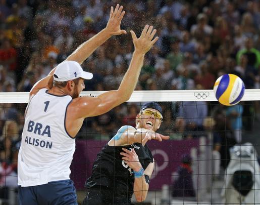 Brasileiros Alison e Emanuel contra os alemes Julius Brink e Jonas Reckermann 