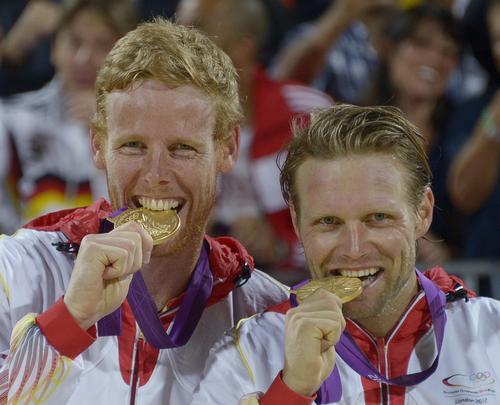 Jonas Reckermann e Julius Brink venceram brasileiros e ficaram com o ouro