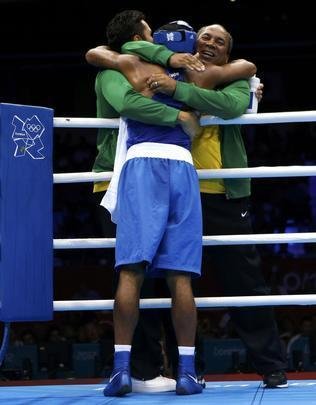 Imagens da vitria de Esquiva Falco