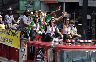 Meninas campeãs em Londres desfilam por São Paulo em carro dos Bombeiros
