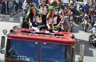 Meninas campeãs em Londres desfilam por São Paulo em carro dos Bombeiros