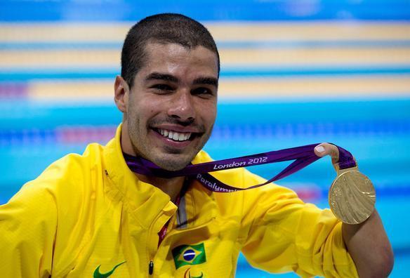 O paulista Daniel Dias se tornou o atleta paralímpico mais vencedor da história do Brasil nesta quinta-feira. O nadador de Campinas conquistou os 50m costas da classe S5 dos Jogos Paralímpicos de Londres-2012, com o tempo de 34s99, estabelecendo novo recorde mundial, e garantiu sua 13ª medalha em Paralimpíadas.
