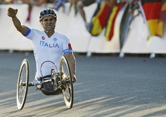 O ex-piloto italiano venceu a prova de contra-relgio e disputa de estrada na categoria H4. Em Londres, ele ainda ganhou a prata na prova de equipes mistas do ciclismo de estrada