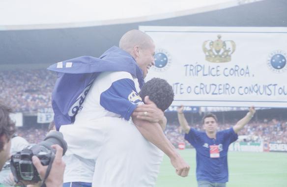 Alex invadiu o gramado no fim do jogo para comemorar a Tríplice Coroa