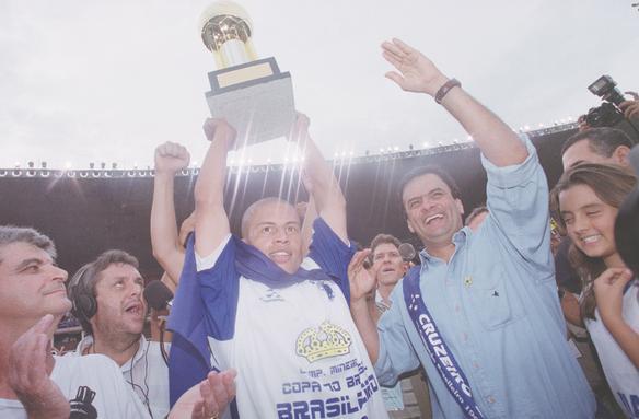 Alex levantou taça simbólica do título brasileiro depois de partida contra o Paysandu