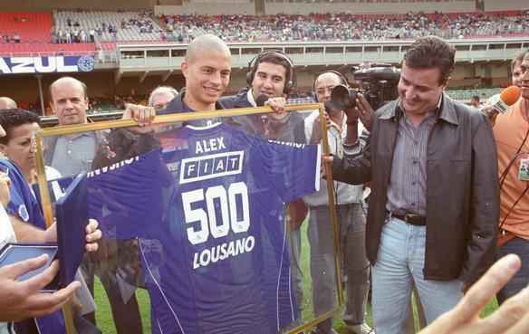 Alex recebeu homenagem quando completou 500 jogos na carreira profissional