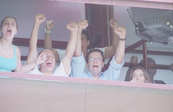 No jogo do título brasileiro, Alex estava suspenso e assistiu à partida ao lado do governador Aécio Neves