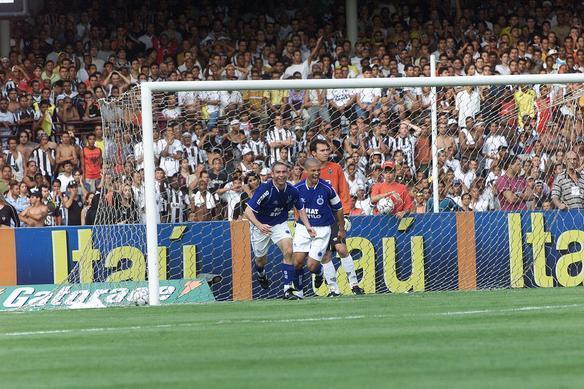 Alex comemora gol de Mota no clássico contra o Atlético pelo Brasileiro de 2003