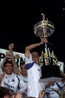 Capitão Alex ergue a taça do Estadual de 2004