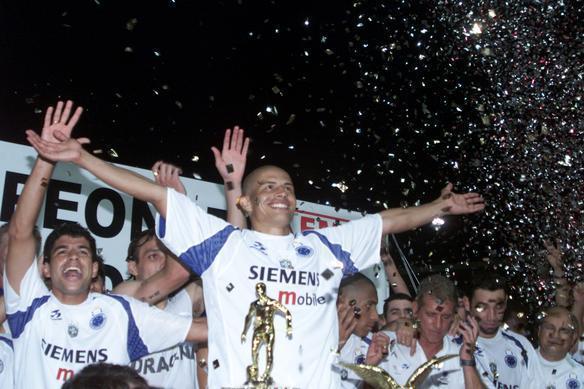 Alex comemora título mineiro de 2004, sobre o Atlético