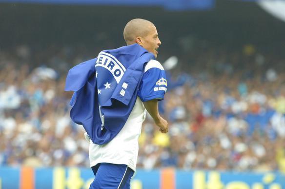 Alex comemorou com uma bandeira do clube às costas