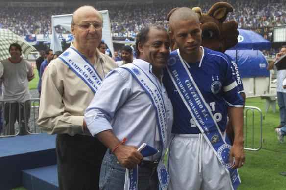 Alex recebeu a faixa de campeão das mãos dos campeões brasileiros de 1966