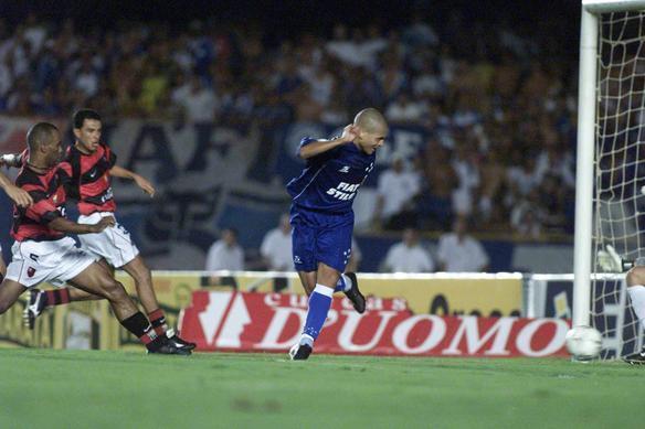 Gol de letra de Alex no Maracanã, na final da Copa do Brasil 2003