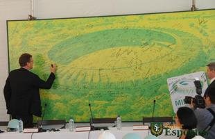 J�r�me Valcke visita as obras do Mineir�o