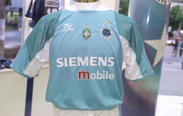 Depois de um hiato de cinco anos, clube lanou terceiro uniforme em 2004