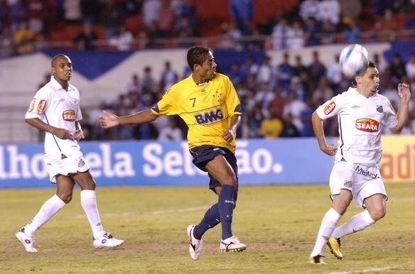 Em 2010, Cruzeiro lanou camisa amarela em aluso  Seleo Brasileira na Copa do Mundo