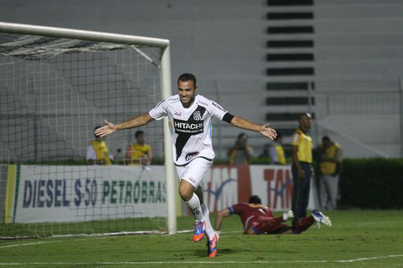 Roger comemora o único gol da partida disputada no Moisés Lucarelli - Pedro Amatuzzi/Sigmapress /Folhapress