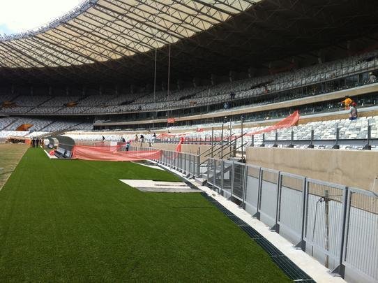 Piso de grama sinttica atrs dos bancos de reserva