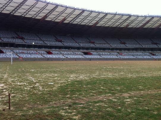 Viso do gramado onde ficar a bandeira de escanteio. 