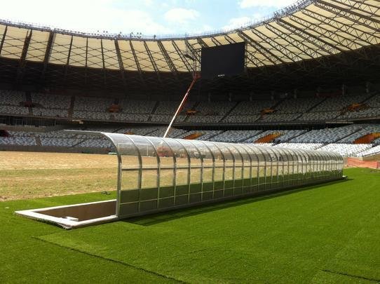 Gramado sinttico circundar o gramado (viso do setor Sul - torcida do Cruzeiro)