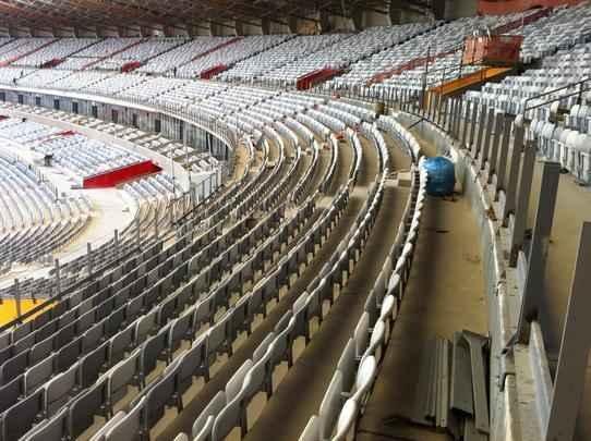 Espao entre os assentos do anel superior