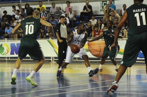 Galeria de fotos do duelo entre Minas e Palmeiras, na Arena JK, pelo NBB