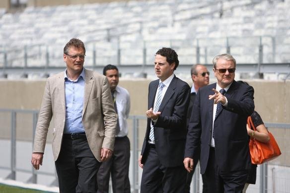 Jrme Valcke e membros do COL em visita ao Mineiro