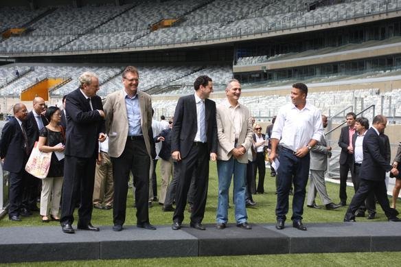 Jrme Valcke e membros do COL em visita ao Mineiro