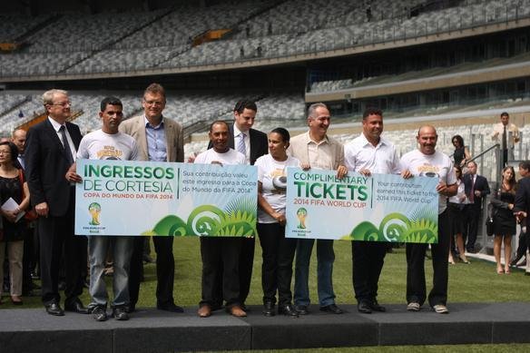 Jrme Valcke e membros do COL em visita ao Mineiro