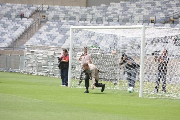 Jrme Valcke e membros do COL em visita ao Mineiro