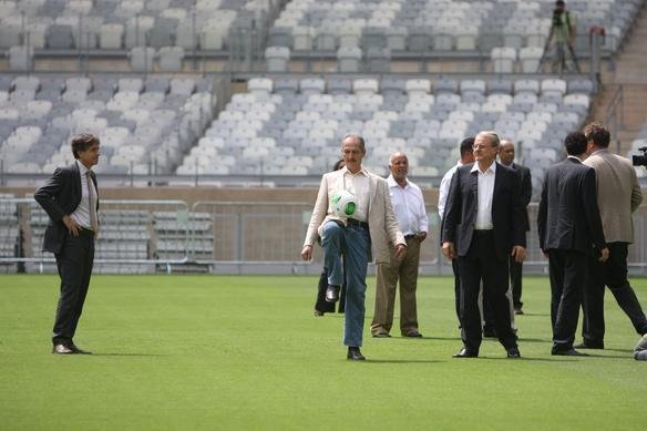 Jrme Valcke e membros do COL em visita ao Mineiro