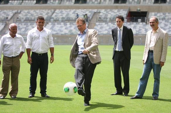 Jrme Valcke e membros do COL em visita ao Mineiro