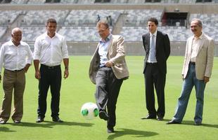 Jrme Valcke e membros do COL em visita ao Mineiro