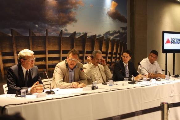 Jrme Valcke e membros do COL em visita ao Mineiro