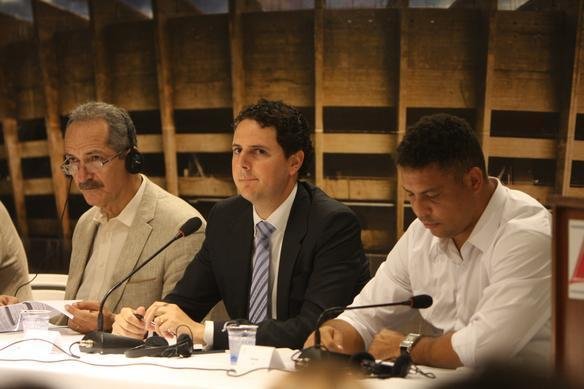 Jrme Valcke e membros do COL em visita ao Mineiro 