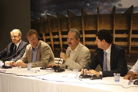 Jrme Valcke e membros do COL em visita ao Mineiro 