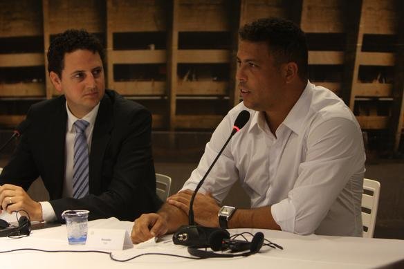 Jrme Valcke e membros do COL em visita ao Mineiro 